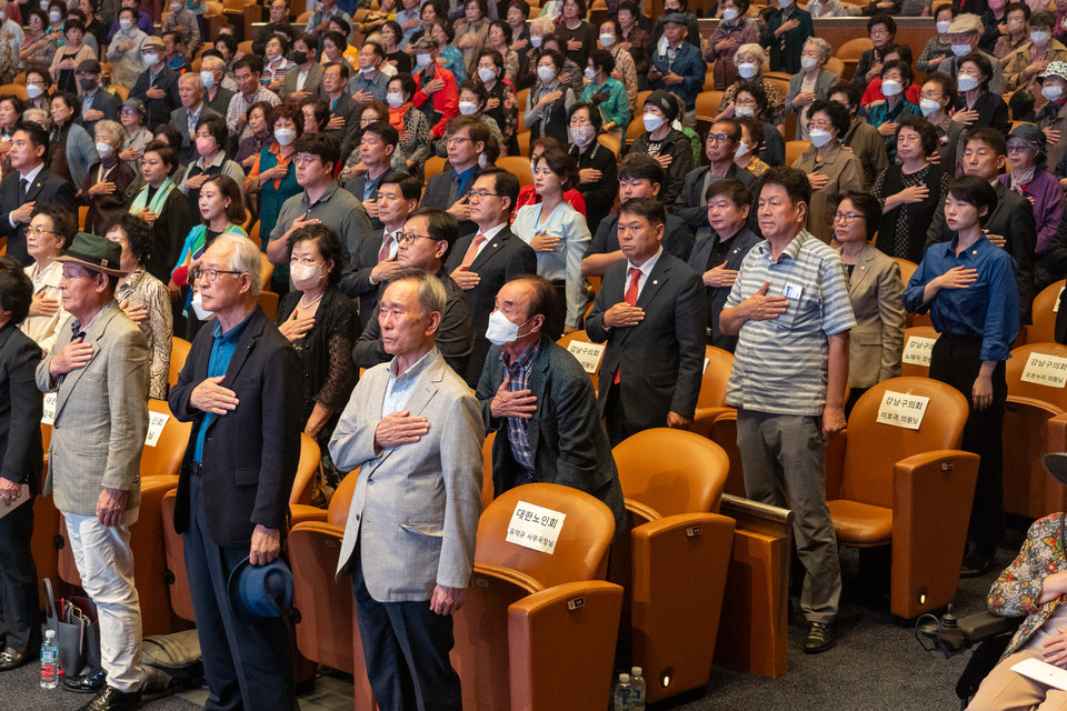 노인의 날 기념행사에 참석한 강남구의회 의원들