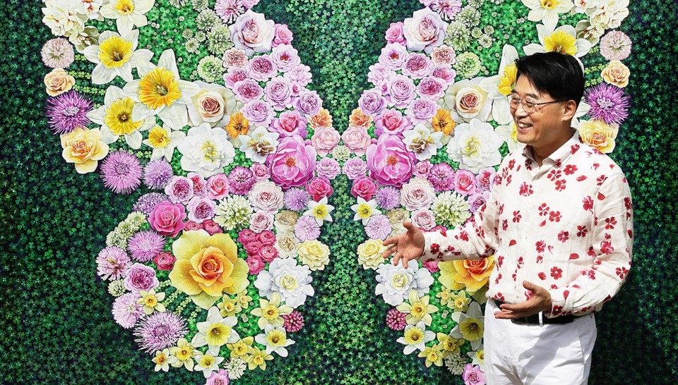 나비작품  ‘Lovefly in UK 2023’앞에서 설명을 하고 있는 김홍년 작가                사진제공 : 코쿤디아트(K0COON D'ART)