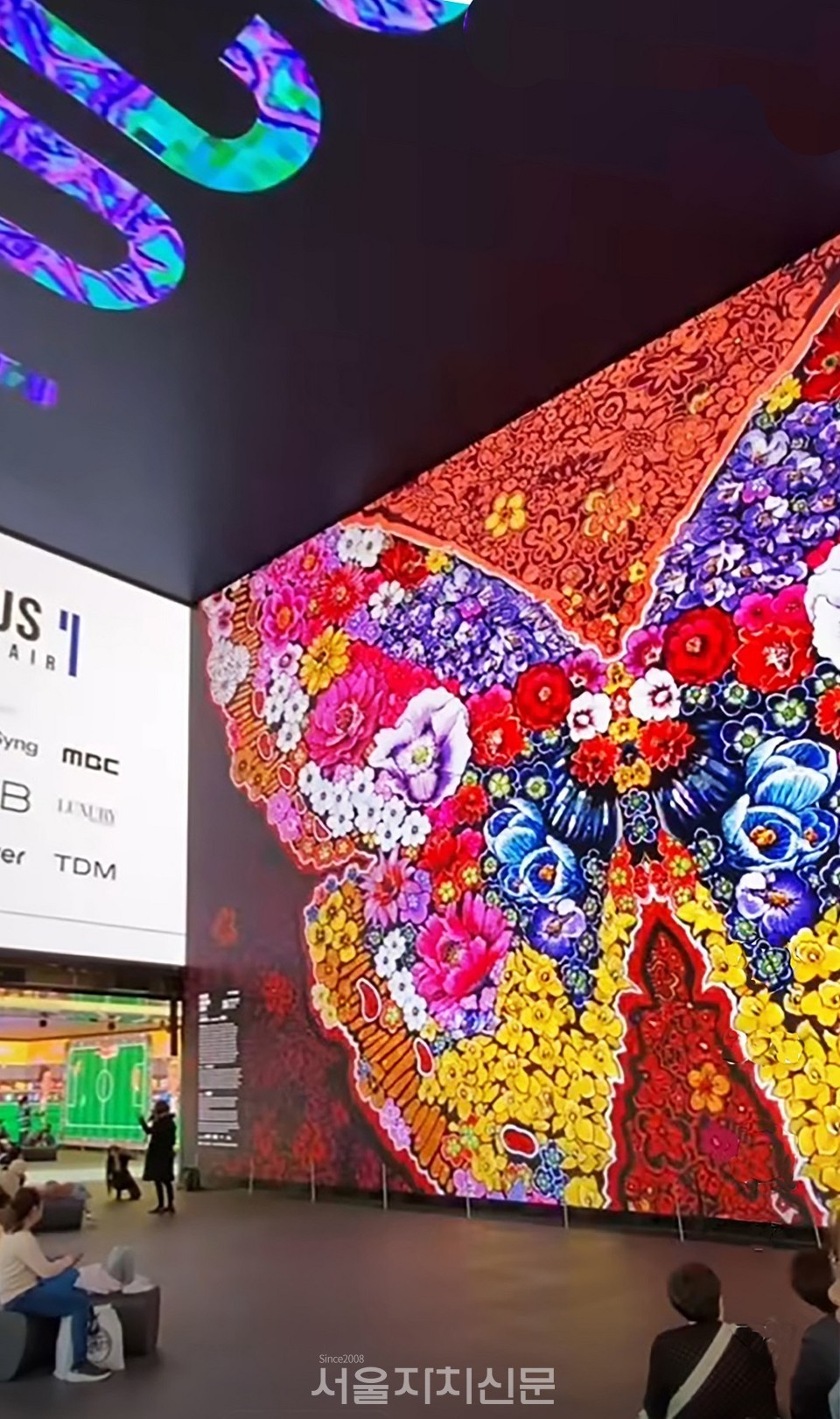 영국 런던 사치갤러리(SAATCHI GALLERY)의 '포커스 런던 2023' 전시장 입구의  김홍년 작가 작품.  사진제공 : 코쿤디아트(KOCOON D'ART)