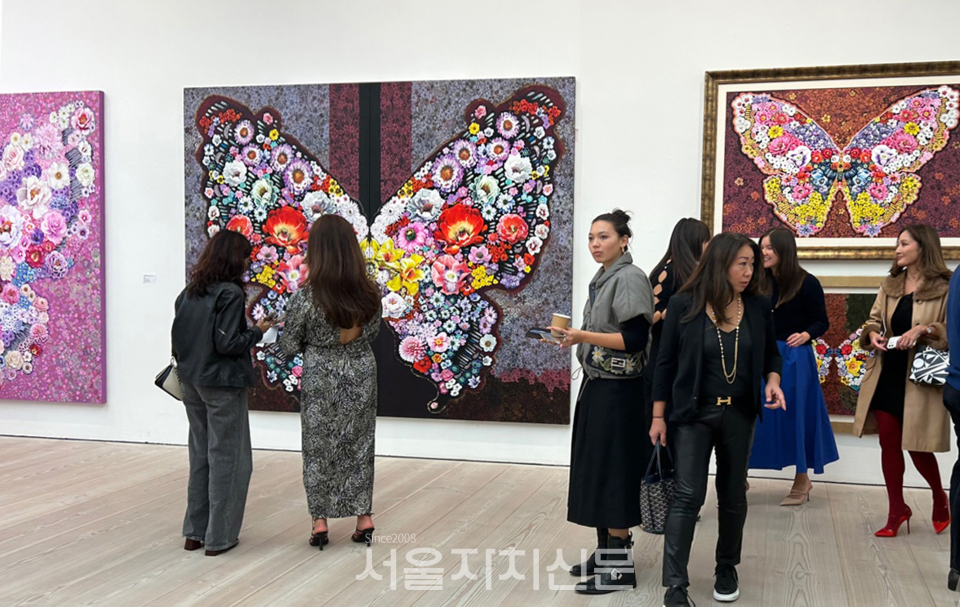 영국 런던 사치갤러리(SAATCHI GALLERY)의 '포커스 런던 2023'에 전시 중인  김홍년 작가의 나비작품.     사진제공 : 코쿤디아트(KOCOON D'ART)