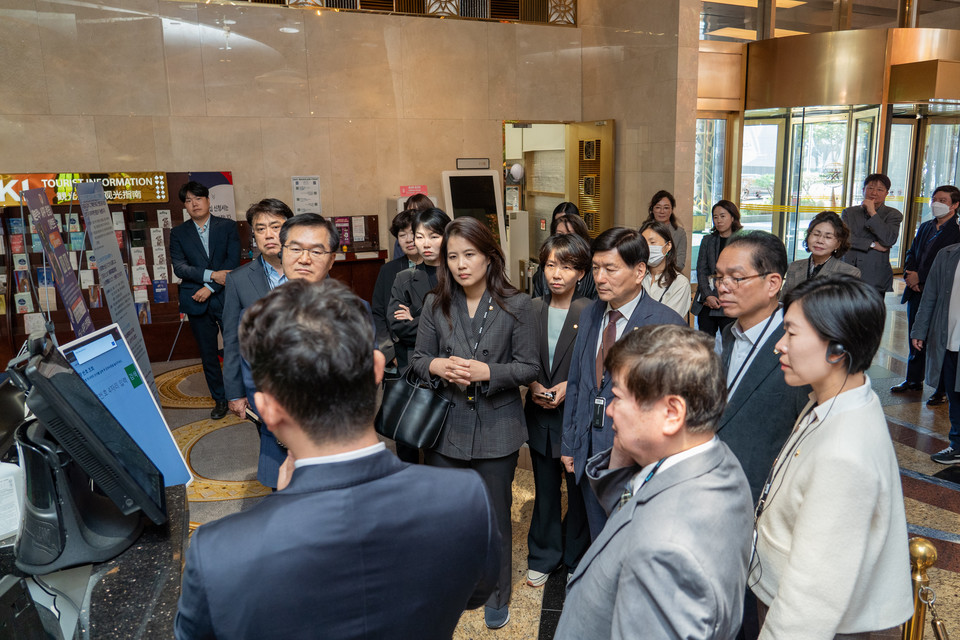 17일 행정재경회 의원들이 코엑스에서 스타트업의 테스트베드 실증 현황을 살펴보고 있다.