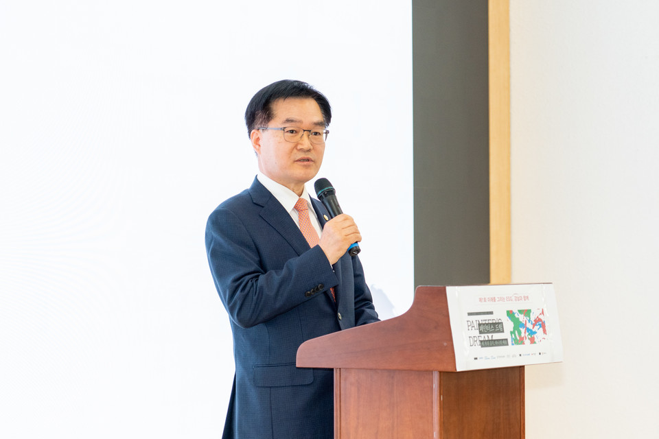 18일 강남구청에서 열린 ‘페인터스 드림 전시회 개막식’에서 한윤수 운영위원장이 축사를 하고 있다.