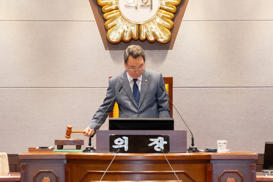 회의를 진행 중인 김형대 의장