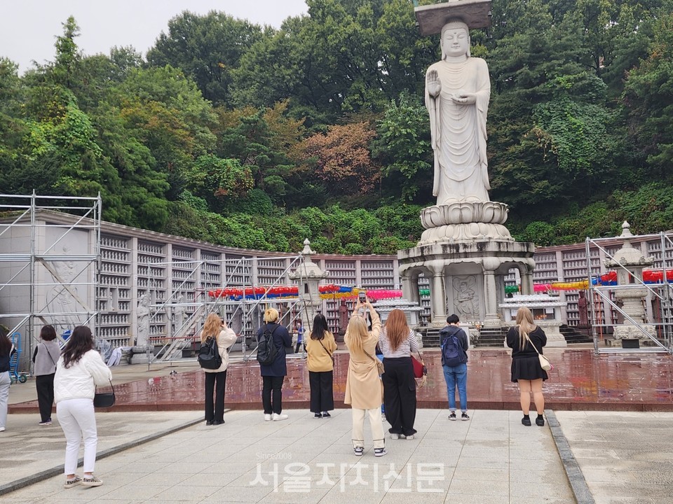 미륵광장에서 사진을 찍는 해외관광객들