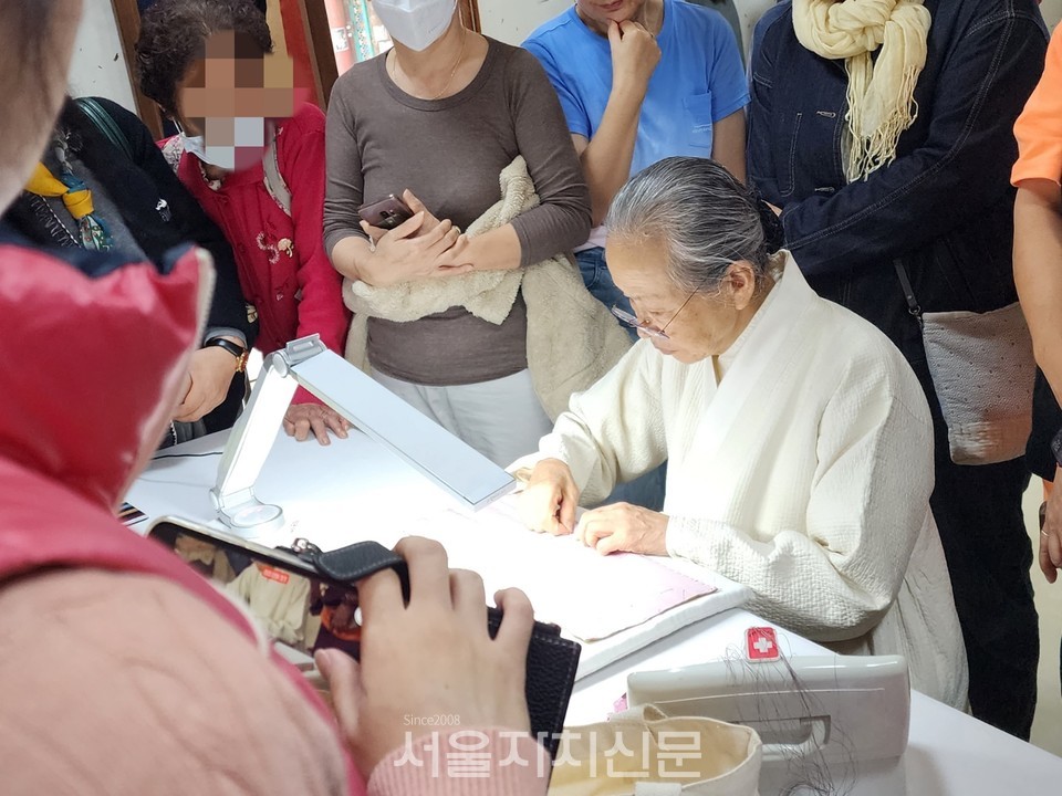 김해자 무형문화재 누비장이 누비바느질을 시연하고 있다.
