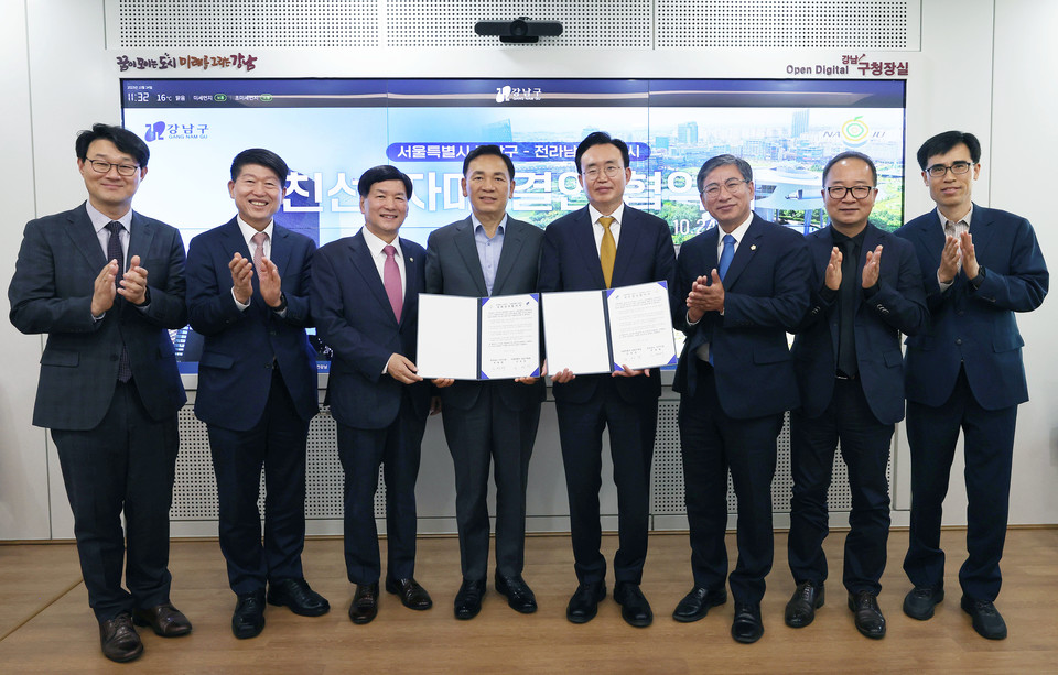 체결식을 마치고 기념촬영 중인 내빈들(좌측에서 3번째 전인수 부의장 )