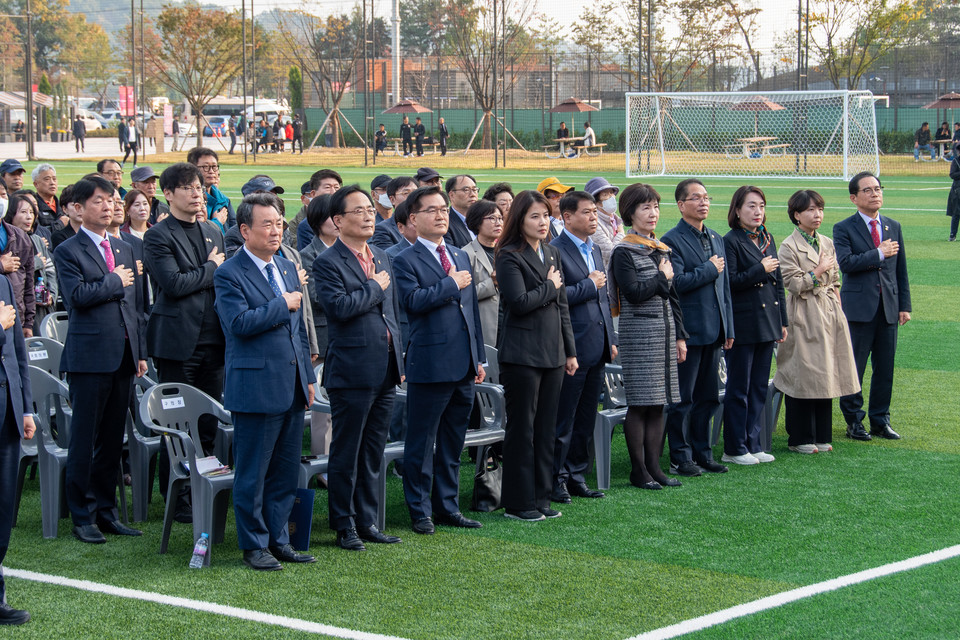 행사에 참석한 강남구의회 의원들 (좌측에서 1번째 김형대 의장, 3번째 한윤수 운영위원장, 4번째 김민경 행정재경위원장, 5번째 황영각 복지도시위원장)