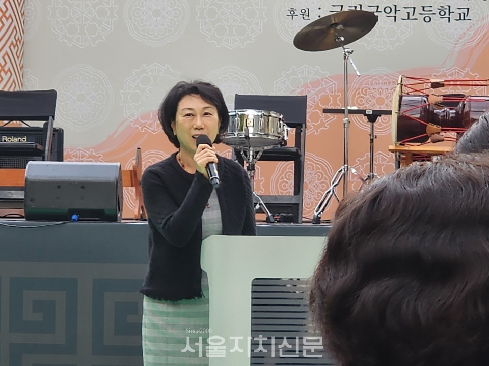 축사를 하고 있는 박진 의원 사모