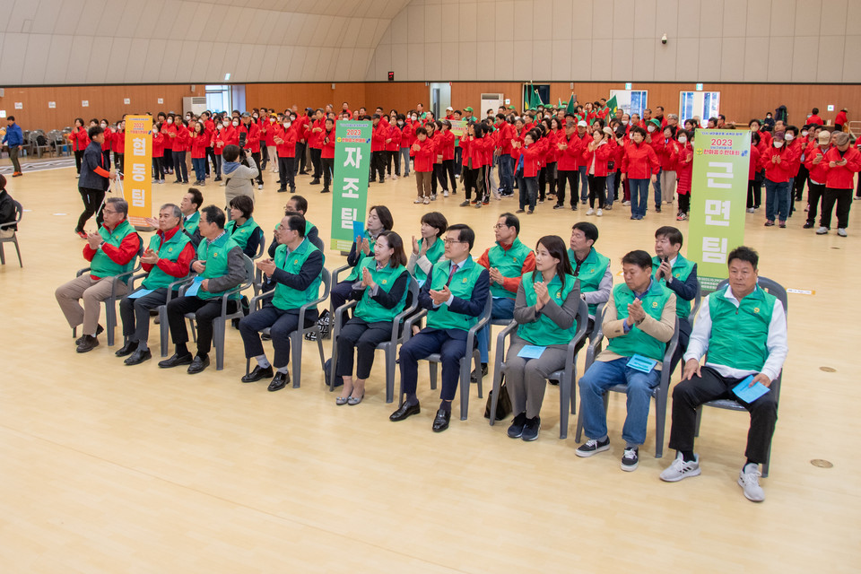 강남구 새마을가족 한마음 수련대회에 참석한 강남구의회 의원들(첫 번째 줄 우측에서 네 번째 한윤수 운영위원장, 세 번째 김민경 행정재경위원장, 두 번째 황영각 복지도시위원장)