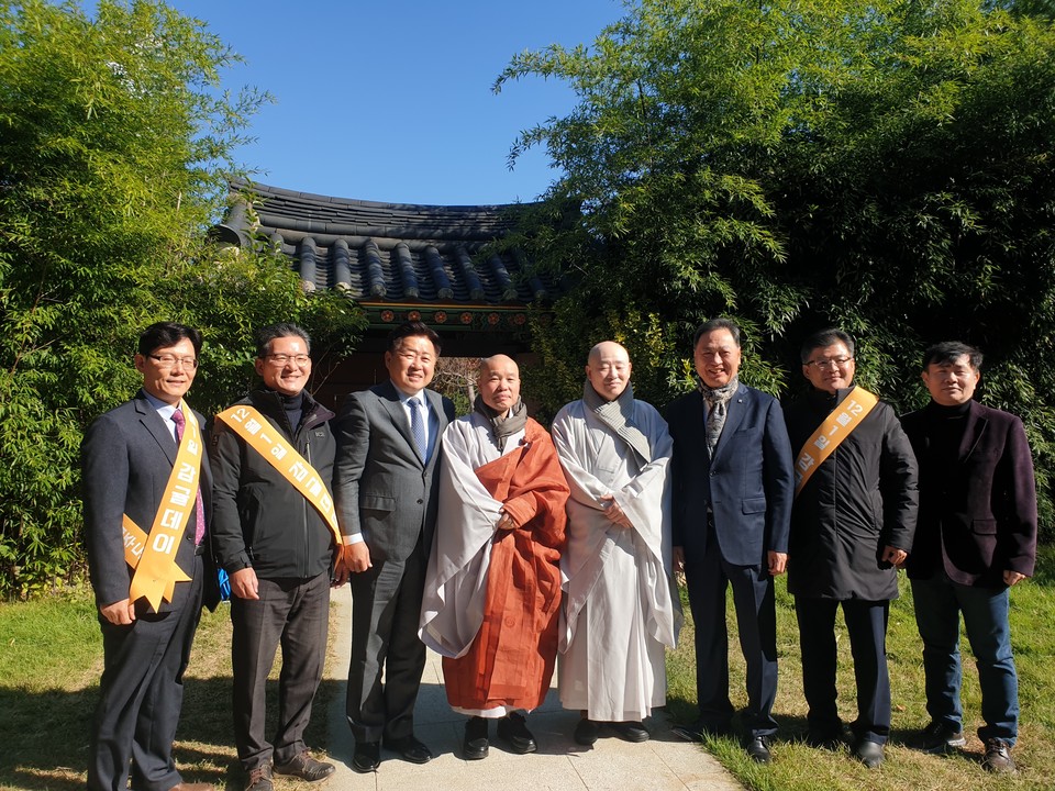 우측 네번째 봉은사 주지 원명스님, 좌측 세번째 제주도지사 오영훈 , 좌측 네번째 중앙승가대 총장 월우스님, 좌측 두번째 농협제주본부장 윤재춘. 사진제공=봉은사