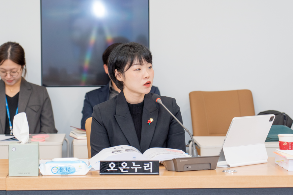 ​오온누리 의원이 지난 16일 2023년 강남구의회 행정재경위원회 행정사무감사에서 질의하고 있다.​