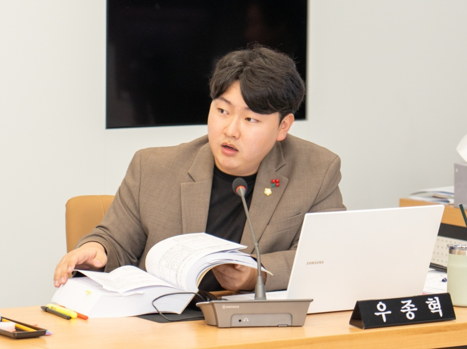 강남구의회 행정재경위원회 행정사무감사에서 우종혁 의원이 발언하고 있다.