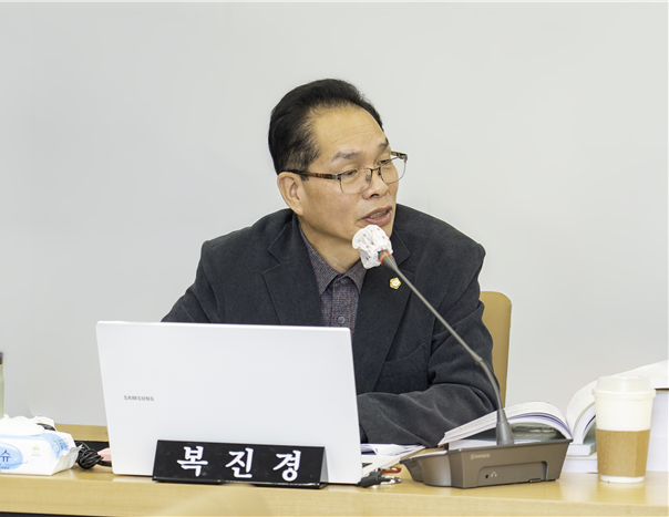 복진경 의원이 11.20.(월) 강남구청에서 열린 일자리정책과 대상 행정사무감사에서 발언하고 있다.