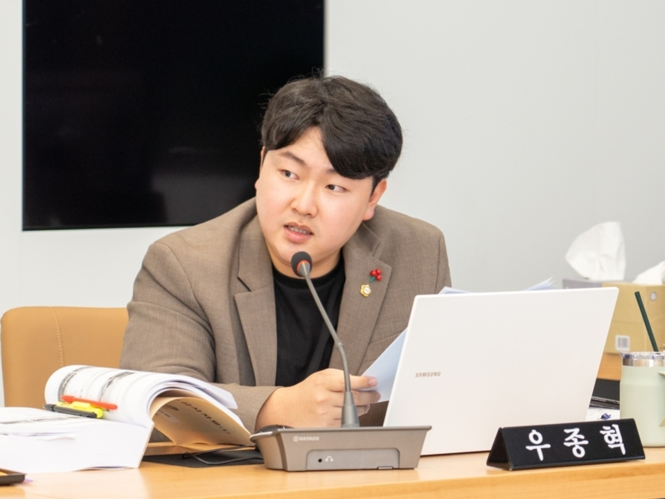 강남구의회 행정재경위원회 행정사무감사에서 우종혁 의원이 발언하고 있다.