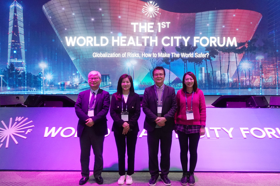 건강복지연구회 소속 의원들이 제1회 세계건강도시포럼에 참석해 기념사진을 촬영하고 있다.