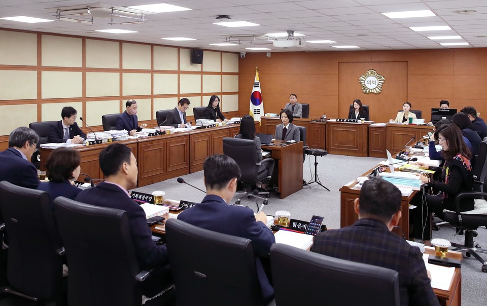 결위 심사 중인 모습