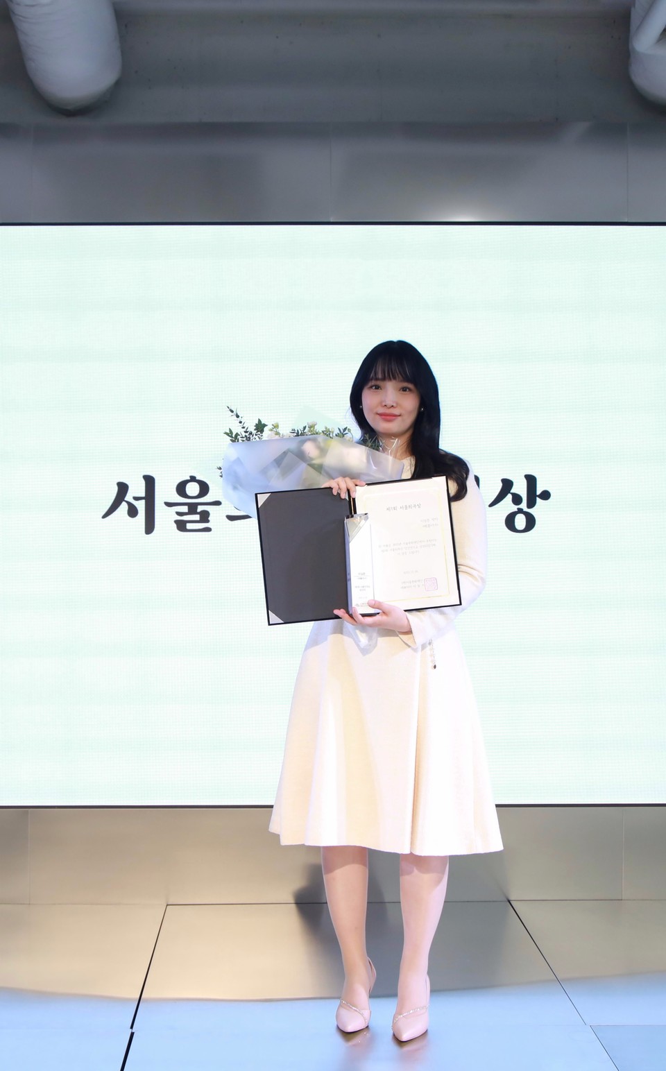 금일 서울문화재단 서울연극센터에서 진행한 제1회 '서울희곡상' 시상식에서 선정자 극작가 이실론이 포즈를 취하고 있다.