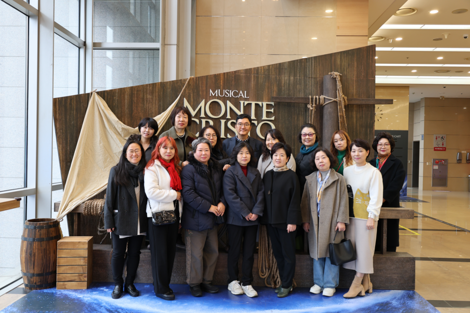 조세현 중구문화재단 사장과 중구 지역문화 관계자들이 충무아트센터에서 기념 촬영을 하고 있다.