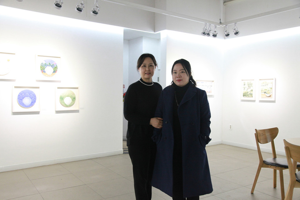 도자가 품은 세상 2인展(왼쪽부터 김미경 작가, 김은경 작가)