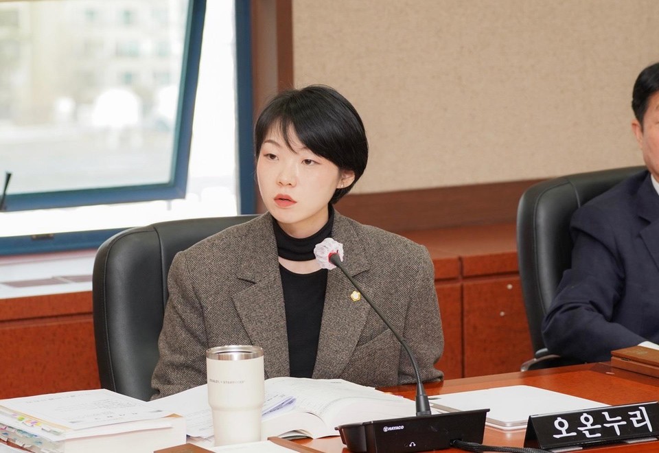 강남구의회 오온누리 의원이 예산결산특별위원회에서 발언하고 있다.