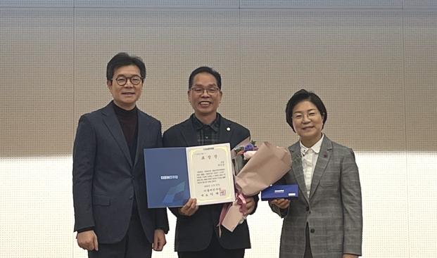 복진경 의원이 12월26일 국회에서 표창장을 수여 받고 있다.