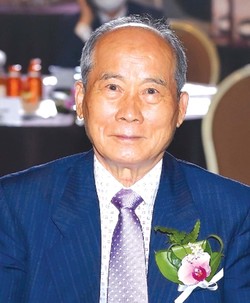 홍익대학교 미대 졸업연세대학교 경영대학원 수료하바로스코프 국립사범대학 명예예술학박사국전 추천작가, 초대작가, 심사위원, 88서울올림픽 스포츠화 작가단국대학교 예술대학장 역임, 종신명예교수저서: 한국민화전집, 한국채색화대전, 미술해부도, 이영수와 그의 예술 외 다수