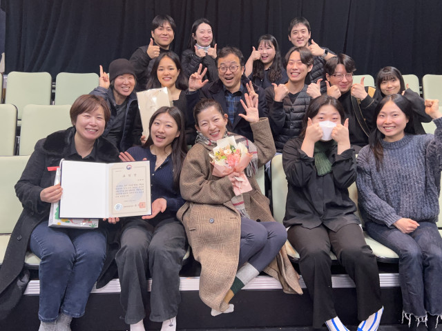 극단 하땅세 단원의 수상 기념 촬영