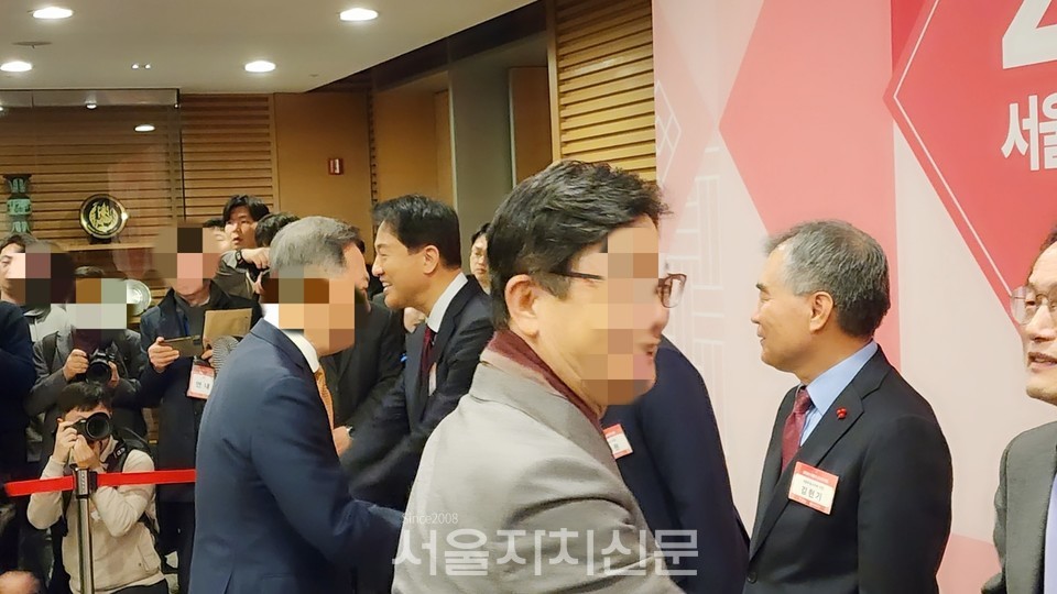 신년인사회 전에 인사를 하고 있는 오세훈 서울시장