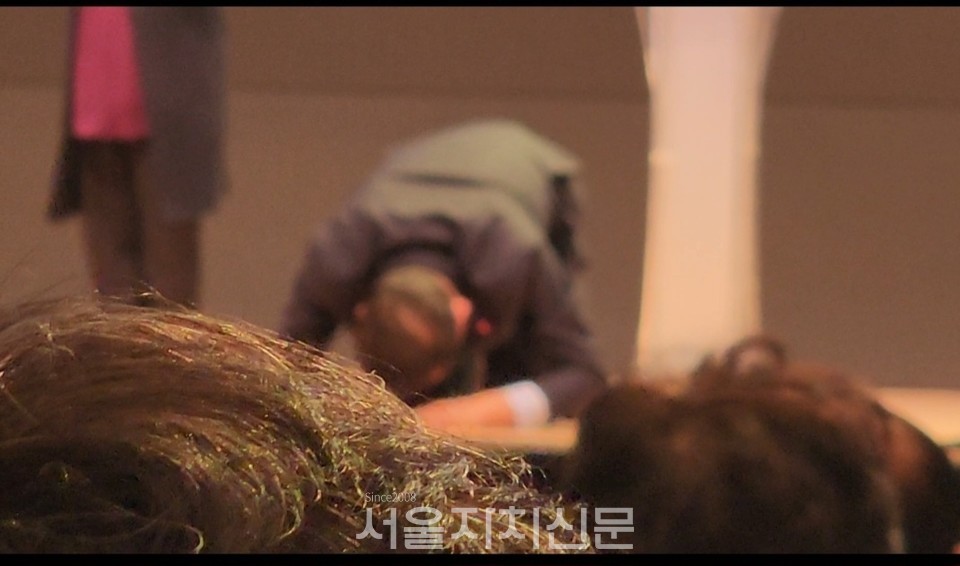 큰 절 올리는 조성명 강남구청장