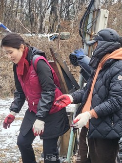 지난 2022년 12월 ‘구룡마을 사랑나눔봉사활동’중인 김민경 강남구의원. 서울자치신문 DB