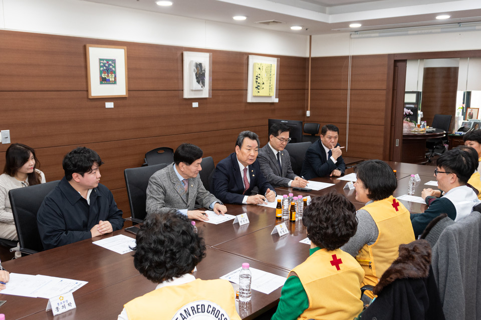 강남구의회 의원들과 대한적십자사 강남지사 관계자들이 이야기를 나누고 있다.(좌측에서 3번째 김형대 의장 )