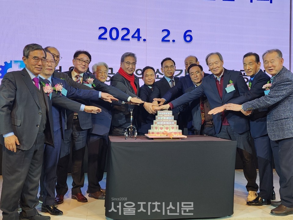 케익컷팅 행사. 왼쪽에서 네번째가 최재영 명예회장, 다섯번째가 박진 의원, 여섯번째가 김근호 강남구상공회장, 일곱번째가 조성명 강남구청장, 아홉번째가 김학상 강남구상공회 고문. 서울자치신문DB