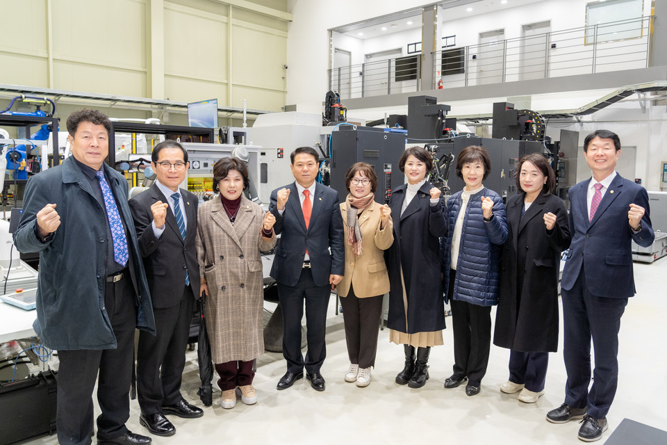 21일 수서동 730 로봇연구시설을 방문한 복지도시위원회 위원들이 기념촬영을 하고 있다.(좌측에서 4번째 황영각 복지도시위원장)