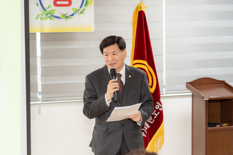 지난 2월 29일 진행된 “대한노인회 강남구지회 부설 노인대학 파크골프교실 개강식”에서 전인수 부의장이 축사를 하고 있다.