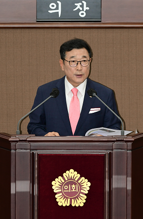 2023년 6월 15일 수서역 4번출구 승강기 문제에 대해 시정질문하고 있는 유만희 시의원