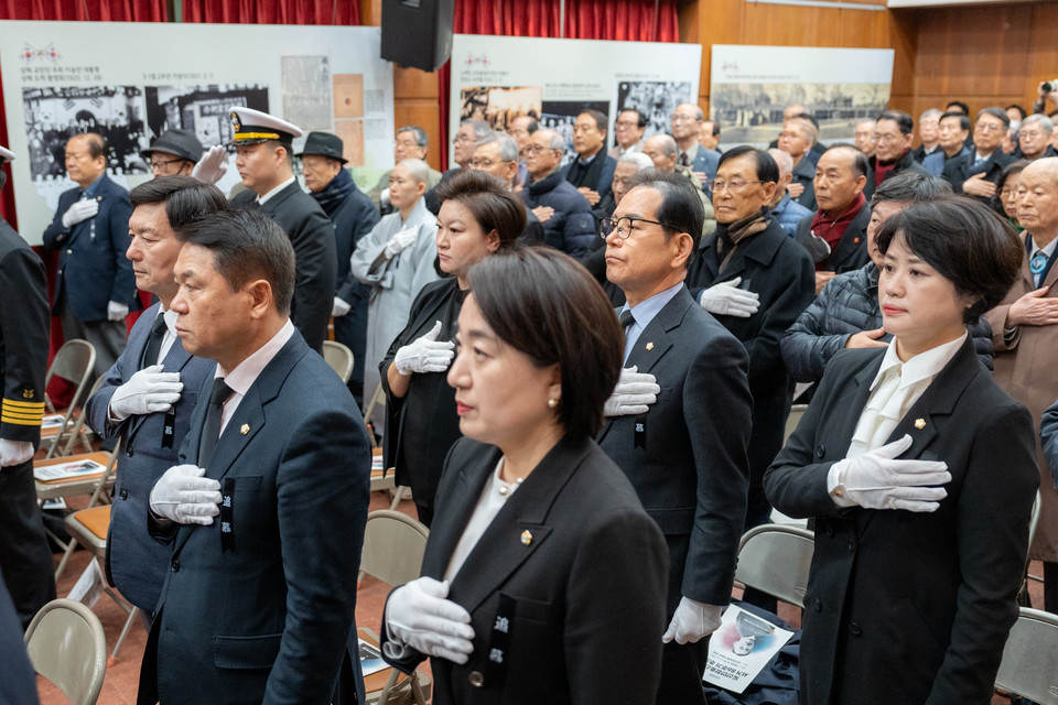 지난 10일 도산안창호기념관 강당에서 열린 ‘도산안창호선생 서거 86주기 추모식’에 참석한 강남구의회 의원들(첫 번째 줄 좌측에서 1번째 전인수 부의장, 2번째 황영각 복지도시위원장)