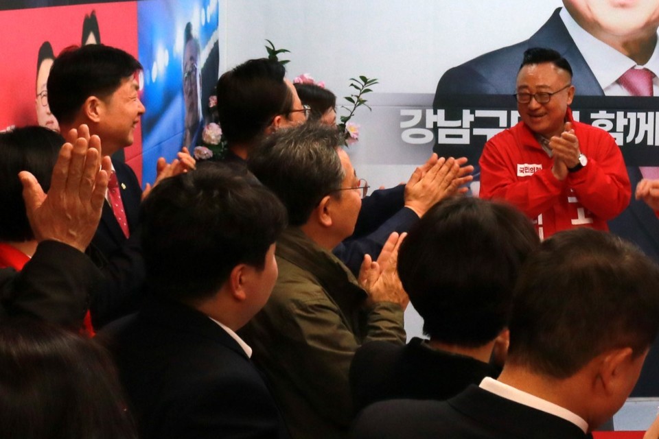 개소식에 참석한 주민들과 고동진 후보. 사진제공=고동진 후보