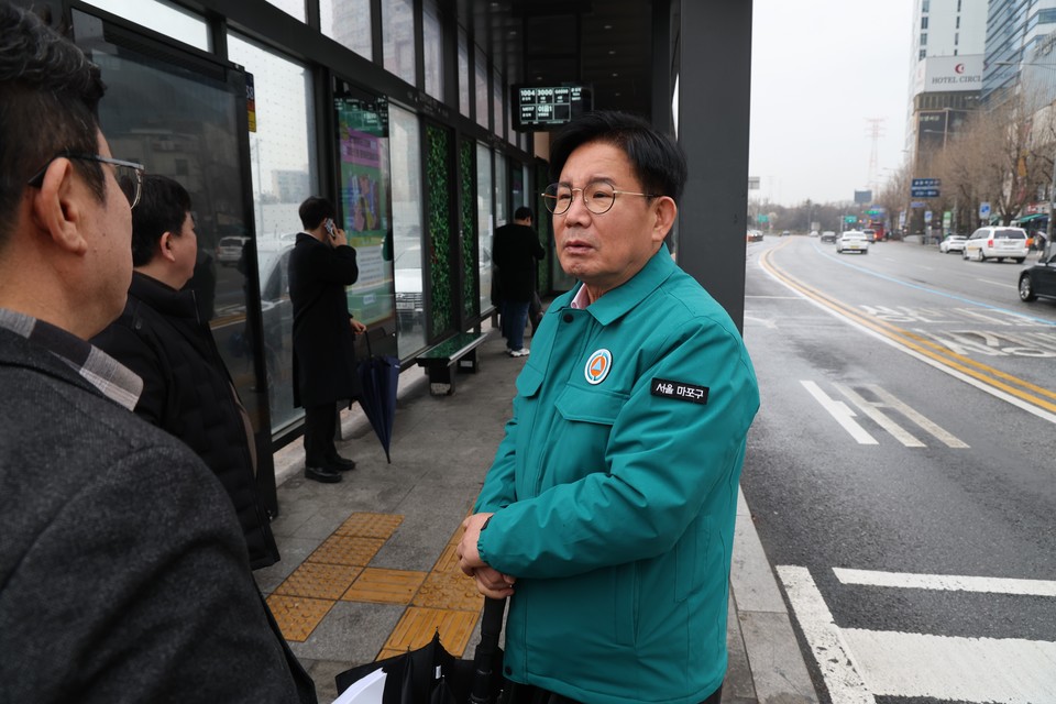 박강수 마포구청장이 합정역 인근 버스정류장을 찾아 교통 상황을 살피고 있다.