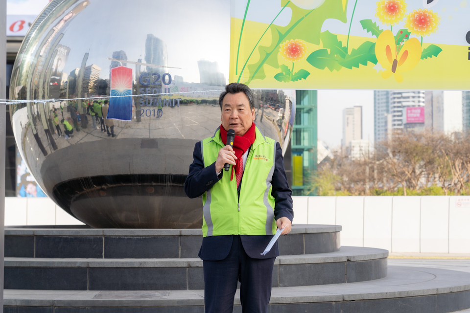 2일 오전 실시한 ‘2024 봄맞이 대청소’에서 축사를 하는 김형대 의장
