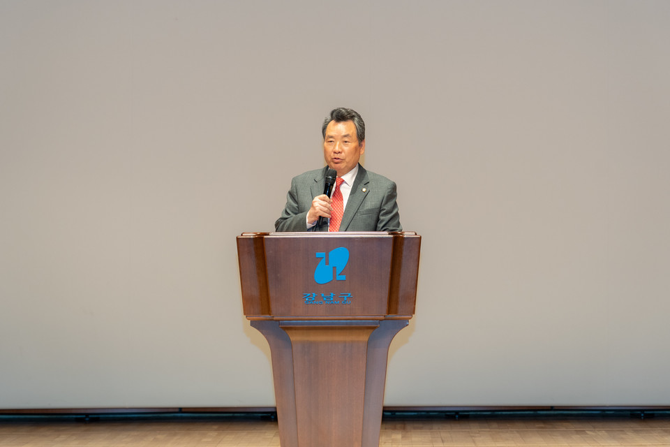 지난 4월 12일 ‘2024 구청장기(배) 종목별 대회 출정식’에서 강남구의회 김형대 의장이 축사를 하고 있다.