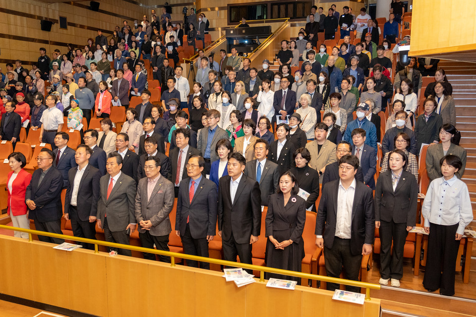 출정식에 참석한 강남구의회 의원들(첫번째 줄 좌측에서 4번째 김형대 의장, 두 번째 줄 좌측에서 1번째 전인수 부의장, 2번째 한윤수 운영위원장, 3번째 복진경 행정재경위원장, 4번째 황영각 복지도시위원장)