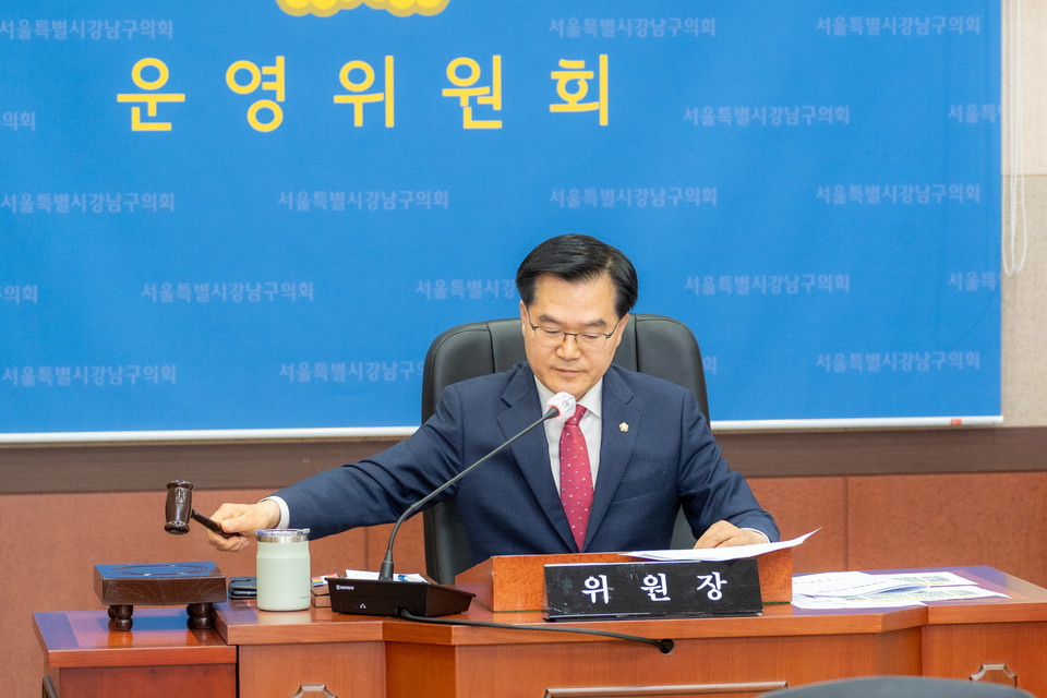 회의를 진행 중인 한윤수 운영위원장