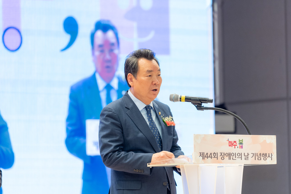 지난 18일 일원에코파크센터에서 열린 ‘제44회 장애인의 날 기념행사’ 에서 강남구의회 김형대 의장이 축사를 하고 있다. 