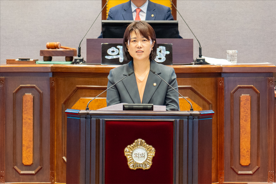 강남구의회 박다미 의원이 4월 23일(화) 강남구의회 제318회 임시회 제1차 본회의에서 발언하고 있다.