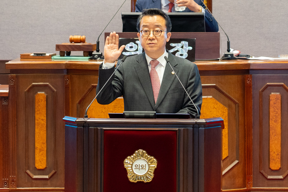 선서하는 윤석민 의원