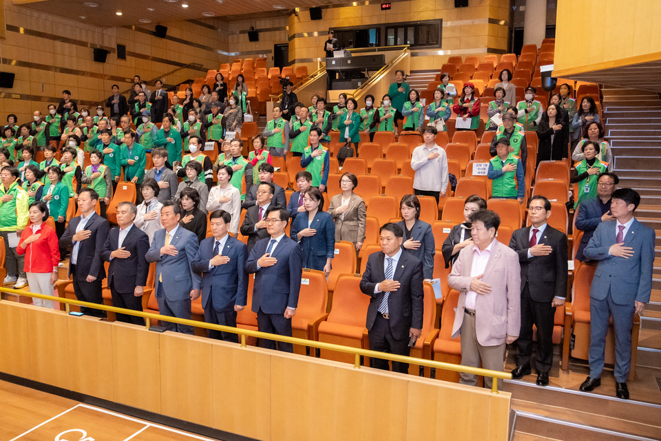 행사에 참석한 강남구의회 의원들 (첫 번째 줄 좌측에서 4번째 김형대 의장, 5번째 전인수 부의장, 6번째 한윤수 운영위원장, 7번째 황영각 복지도시위원장 )