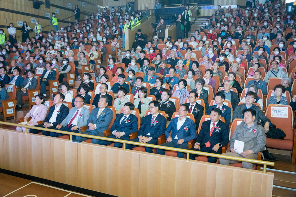 행사에 참석한 강남구의회 의원들(첫 번째 줄 좌측에서 4번째 김형대 의장, 5번째 전인수 부의장, 6번째 한윤수 운영위원장, 7번째 복진경 행정재경위원장, 8번째 황영각 복지도시위원장)