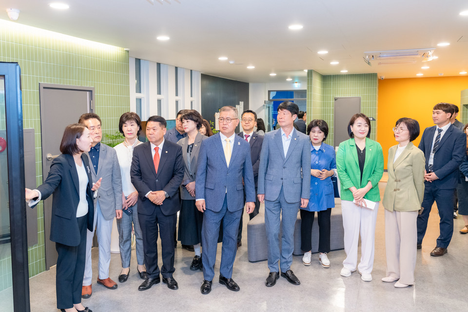 돌봄가족 라운지 라운딩 중인 복지도시위원회 위원들