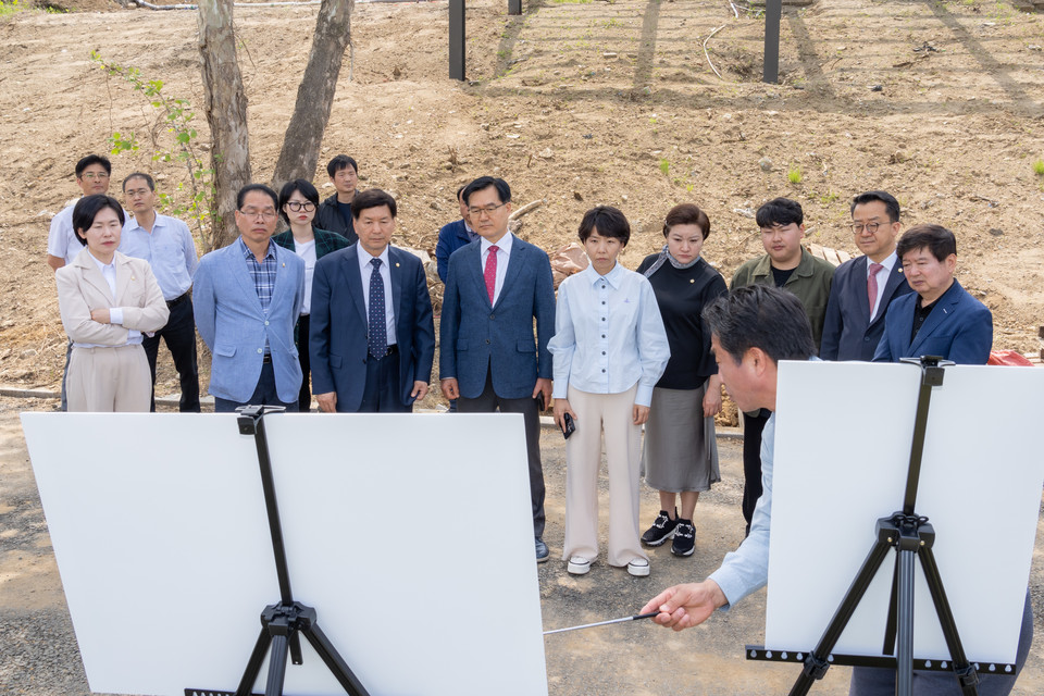 1일 행정재경위원회 의원들이 탄천 파크골프장 조성 사업 현황을 청취하고 있다.