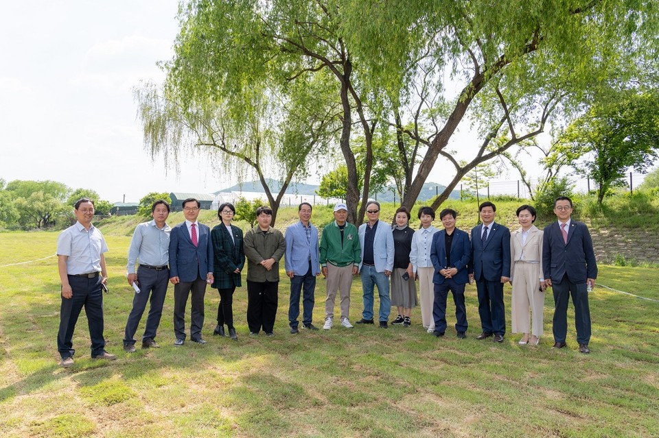 현장방문을 마치고 기념촬영 중인 행정재경위원회 의원들(좌측에서 6번째 복진경 행정재경위원장)